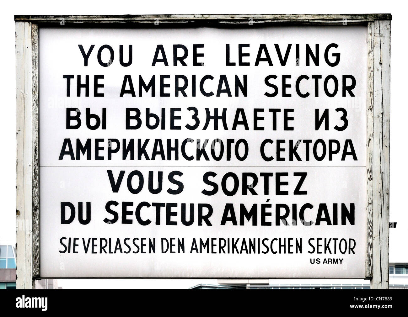 Berlin, Allemagne. Signe par Checkpoint Charlie annonçant frontière entre les anciens secteurs américains et russes de la ville Banque D'Images