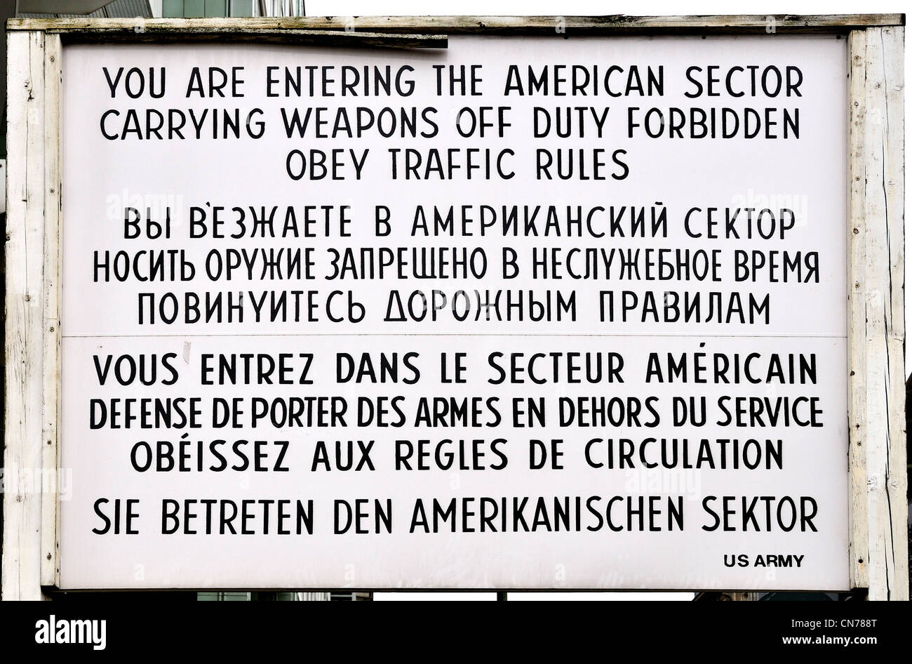 Berlin, Allemagne. Signe par Checkpoint Charlie anouncing frontière entre l'ancien et Fédération de secteurs de la ville Banque D'Images