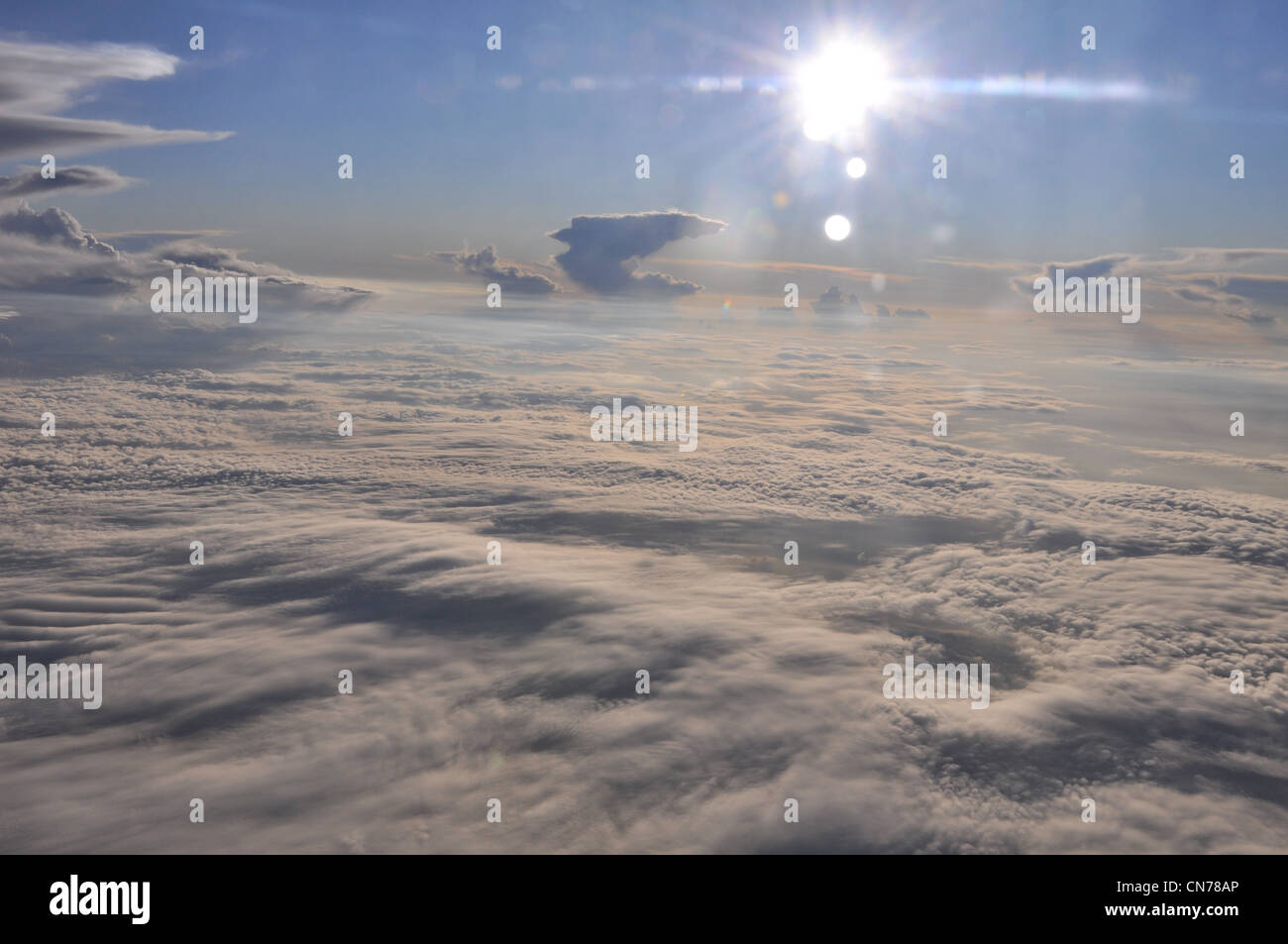 Les nuages et la mer comme vu dans 38000 pieds de haut Banque D'Images