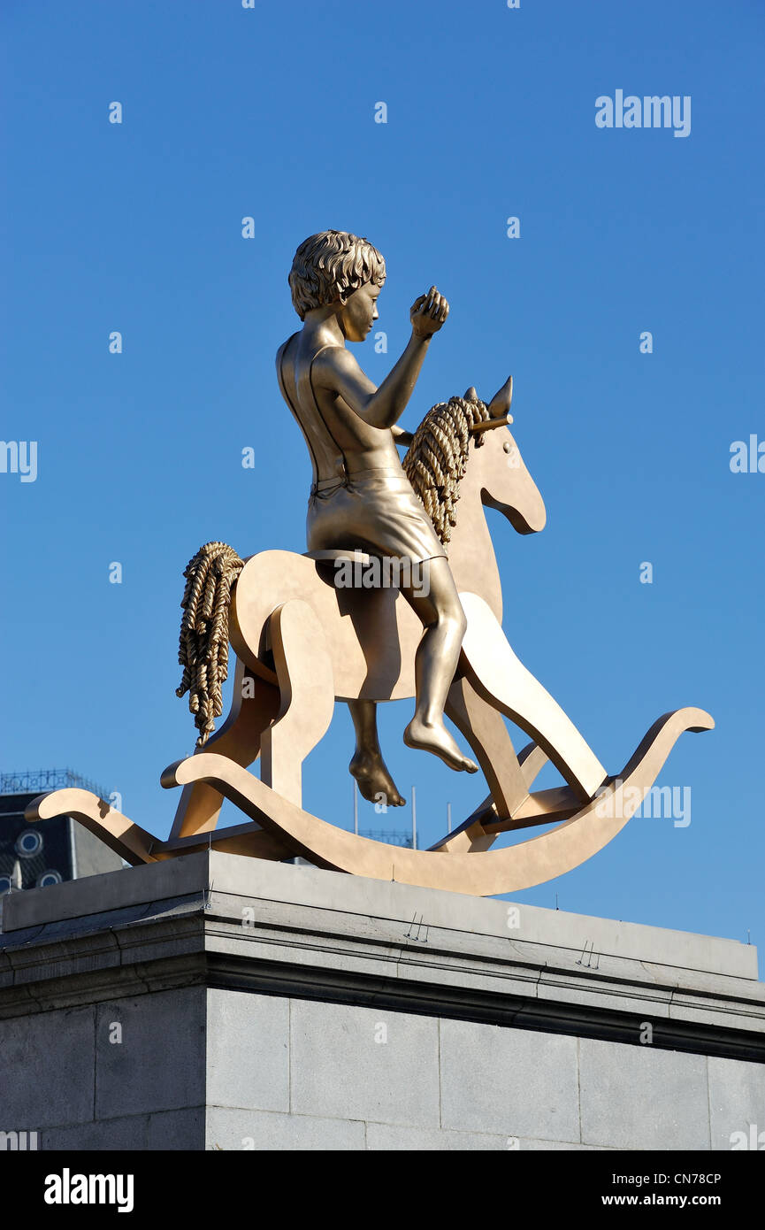 Le garçon sur un cheval à bascule sur le quatrième socle Trafalgar Square Londres par les artistes Michael Elmgreen et Ingar Dragset Banque D'Images