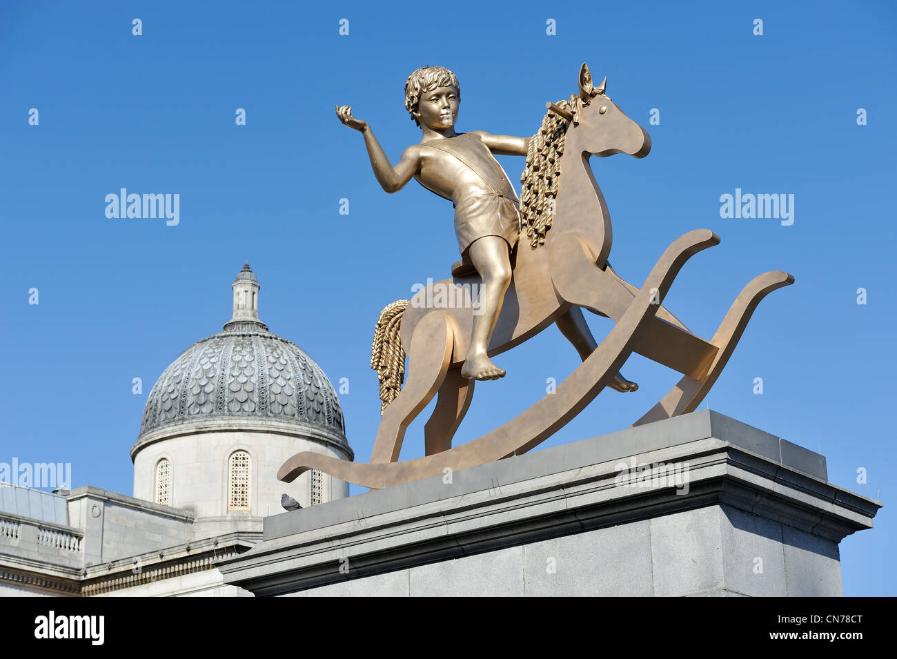 Le garçon sur un cheval à bascule sur le quatrième socle Trafalgar Square Londres par les artistes Michael Elmgreen et Ingar Dragset Banque D'Images