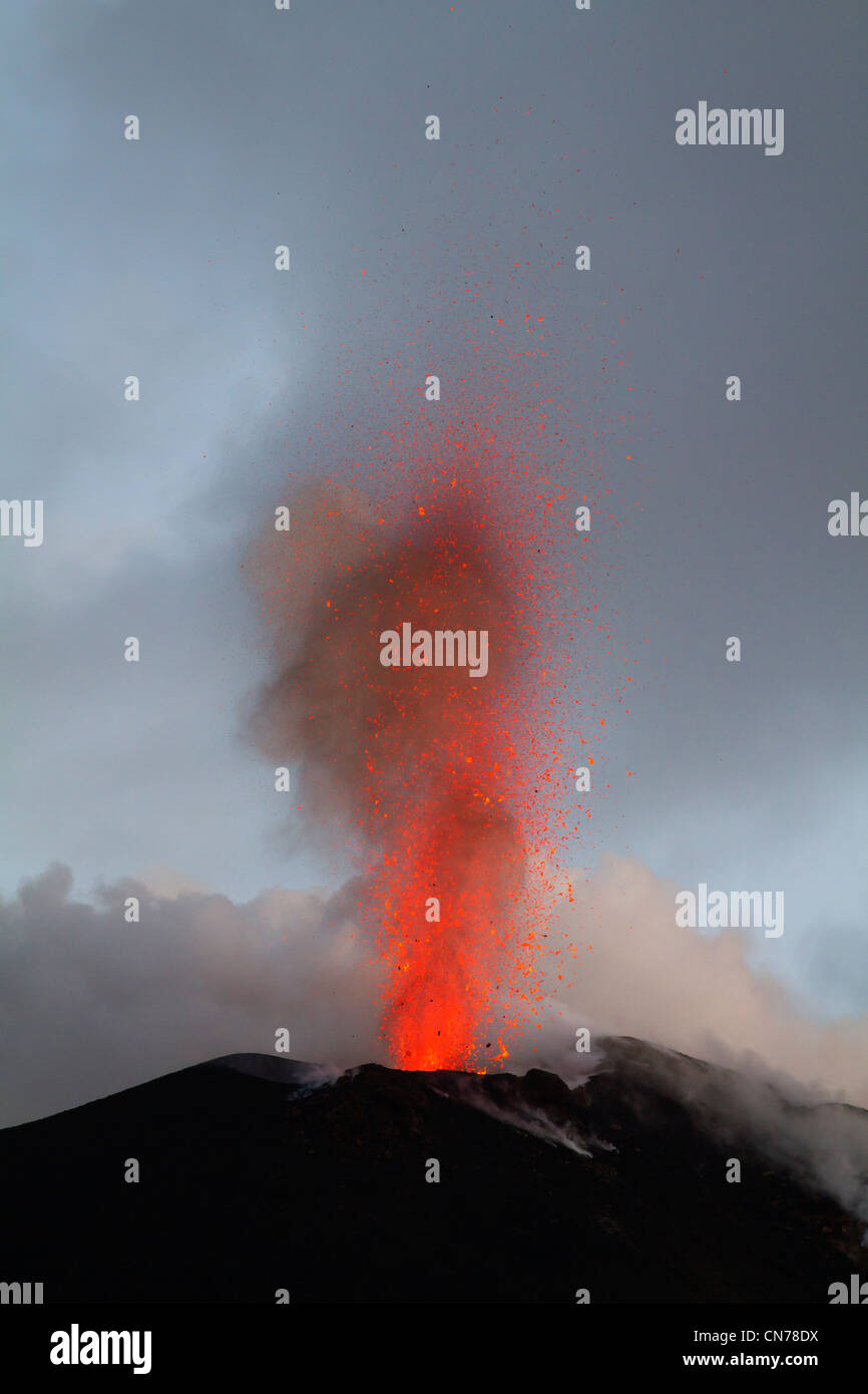 Éruption strombolienne sur l'île volcanique de Stromboli, en Sicile, Italie Banque D'Images