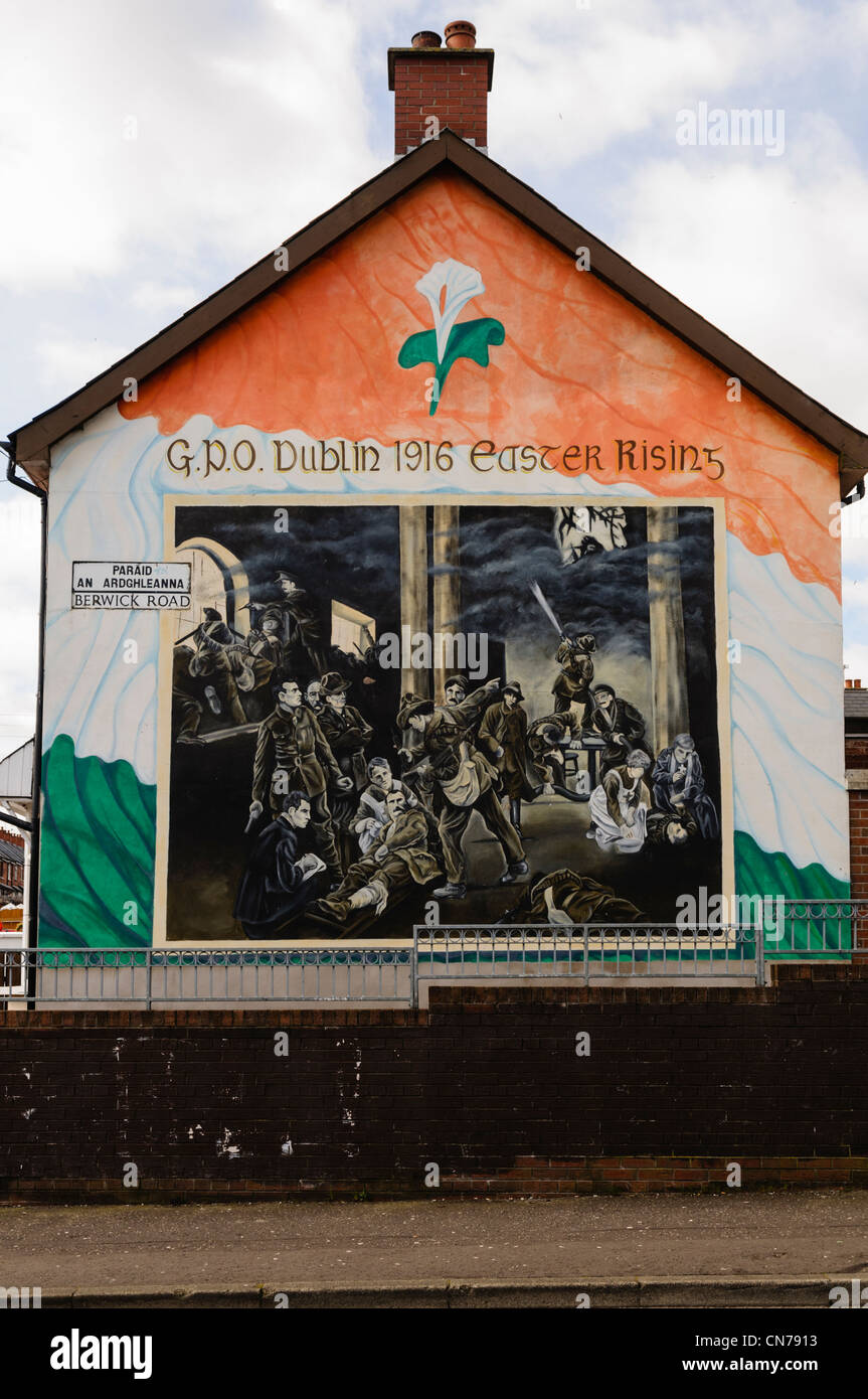 Fresque commémorant l'Insurrection de Pâques 1916 en Irlande, sur un mur de Belfast. Banque D'Images