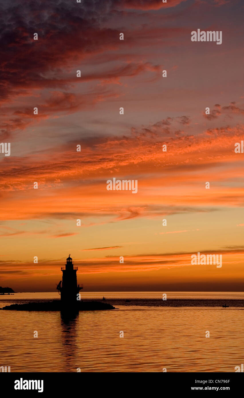 Phare de Point d'Orient dans le coucher du soleil, Long Island Sound, à l'État de New York, États-Unis d'Amérique Banque D'Images