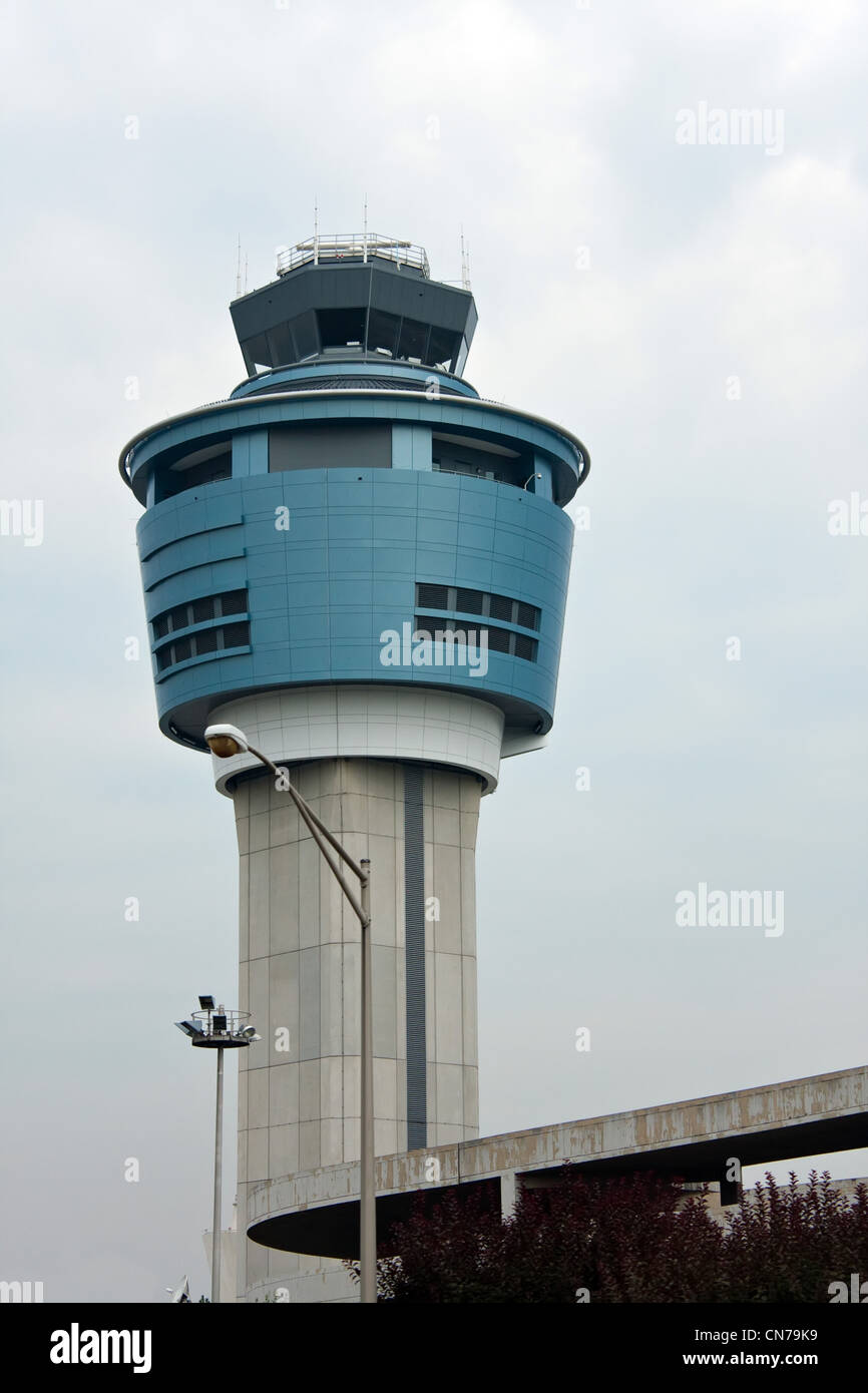 Une tour de contrôle du trafic aérien dans un aéroport sur la tempête à la journée. Banque D'Images
