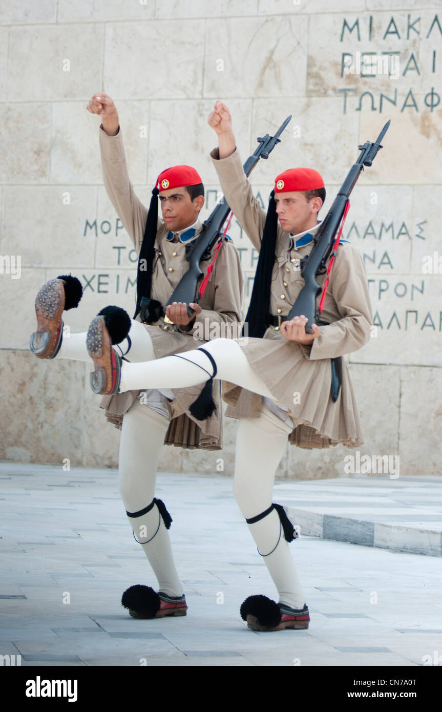 Guards parade à la place Syntagma, Athènes, Grèce. Banque D'Images