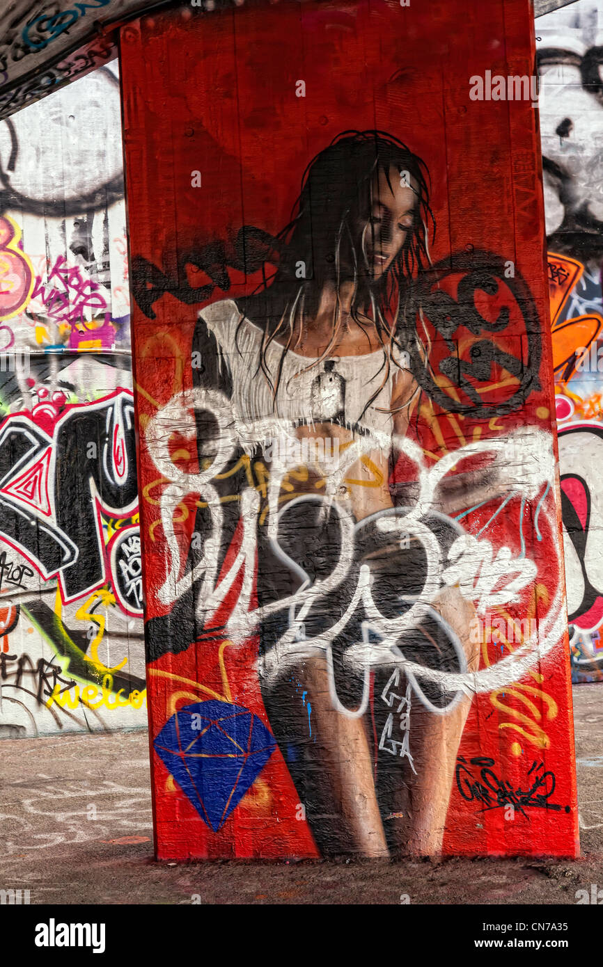 Image de graffiti fantastique girl sur rouge .... au South Bank .... Banque D'Images