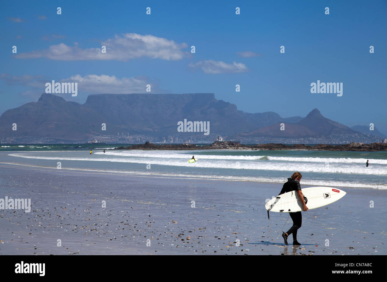 Surfer à marcher en direction de la mer à Grand Bay dans Bloubergstrand - Western Cape Banque D'Images