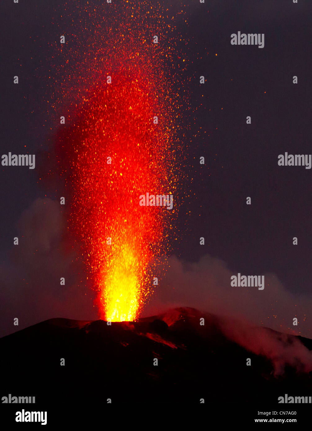 Éruption strombolienne sur l'île volcanique de Stromboli, en Sicile, Italie Banque D'Images