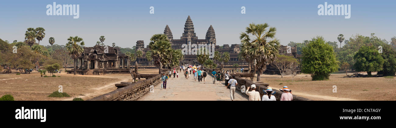 Angkor Wat temple Khmer, Cambodge, vue de l'avant l'altitude, la saison sèche, beaucoup de visiteurs touristiques Banque D'Images