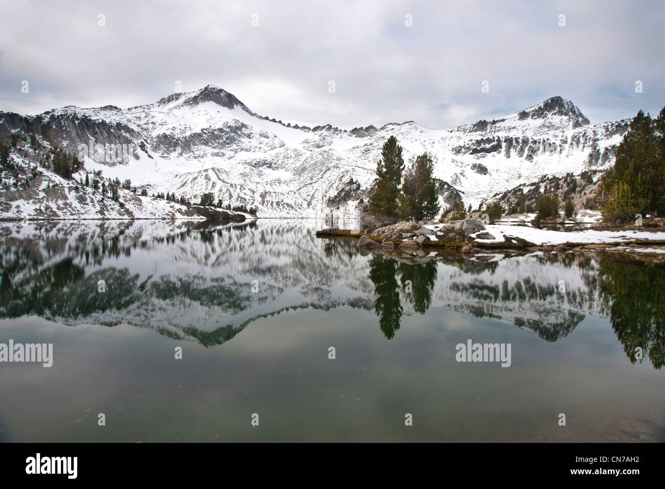 Lac de haute montagne en hiver, dans les montagnes de l'Oregon Wallowa Banque D'Images