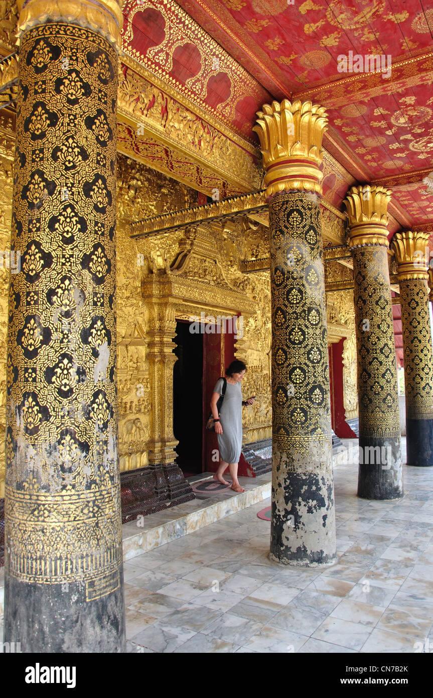 Les colonnes d'entrée, Wat Mai Suwannaphumaham, Luang Prabang, Laos, Luang Prabang Province Banque D'Images