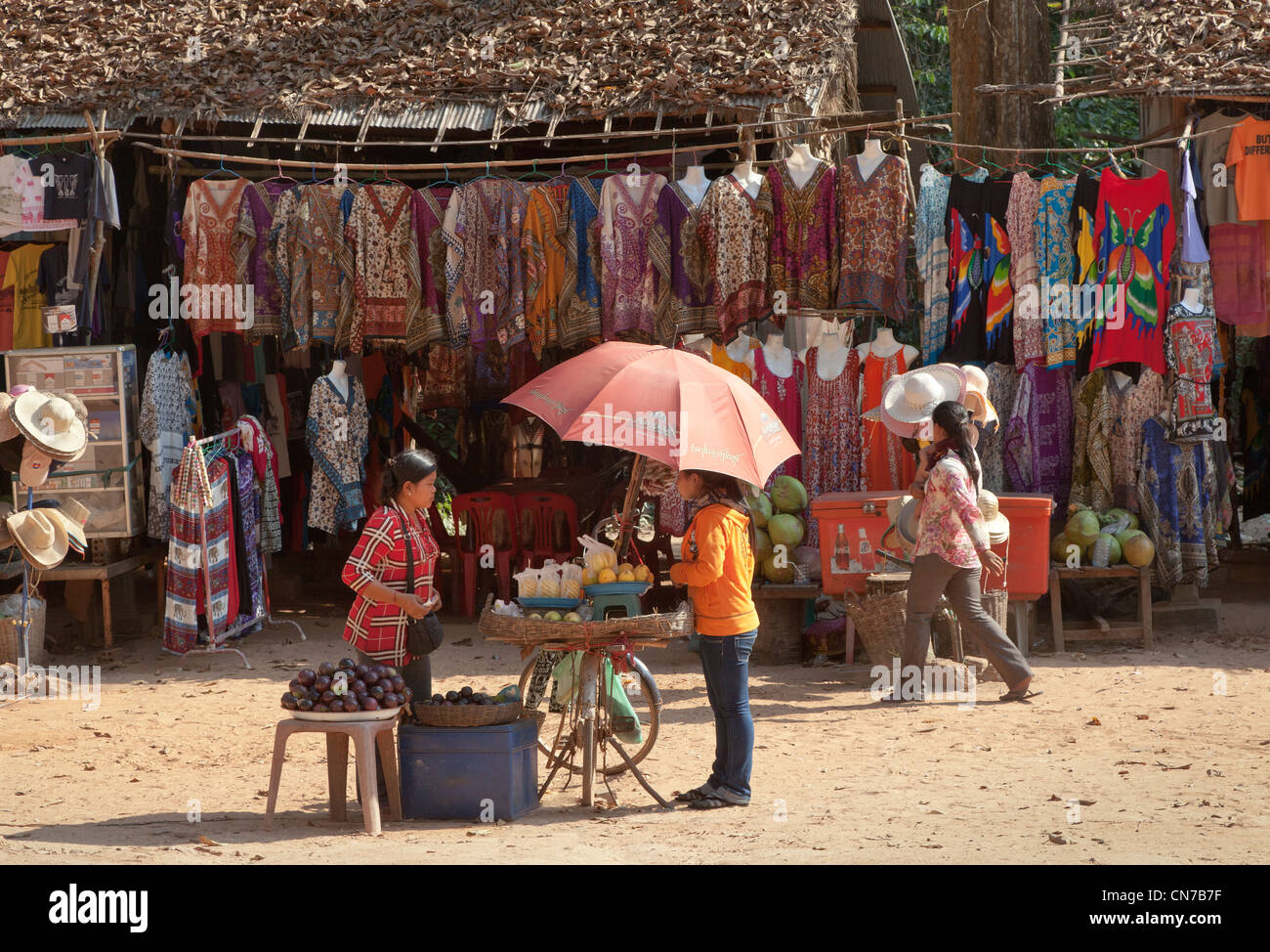 Le Cambodge, l'échoppe de marché qui vendent des vêtements, des produits de fantaisie. Banque D'Images