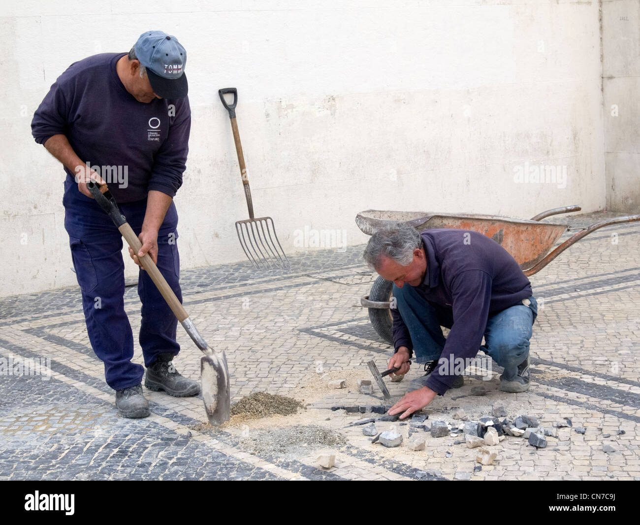 Travailler sur les pavés de la chaussée de la rue typiquement portugais Calçada portuguesa Banque D'Images