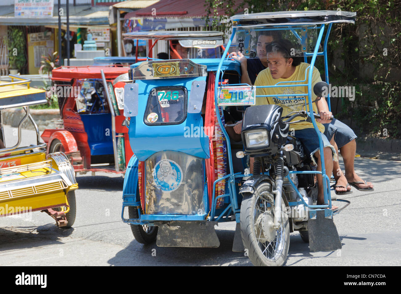 Asie Philippines hommes installés un trycicle moto side-car Scène de rue Puerto Galera, Mindoro oriental, Philippines, en Asie du sud-est Banque D'Images