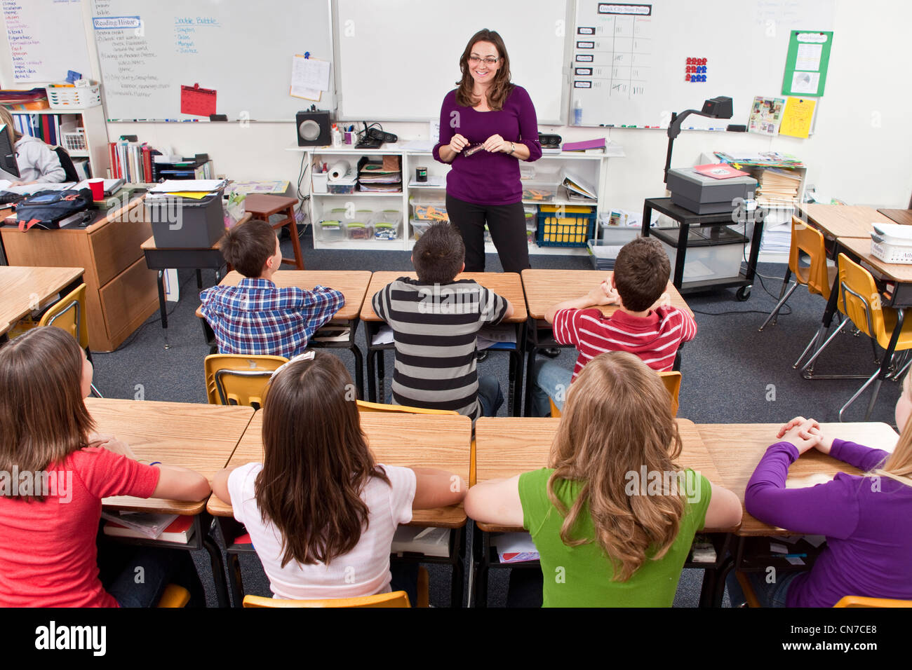 Enseignante les élèves de diverses origines ethniques attention.multi multi ethnique de la diversité raciale multi culturel multiculturel la diversité raciale 12-13 ans Banque D'Images