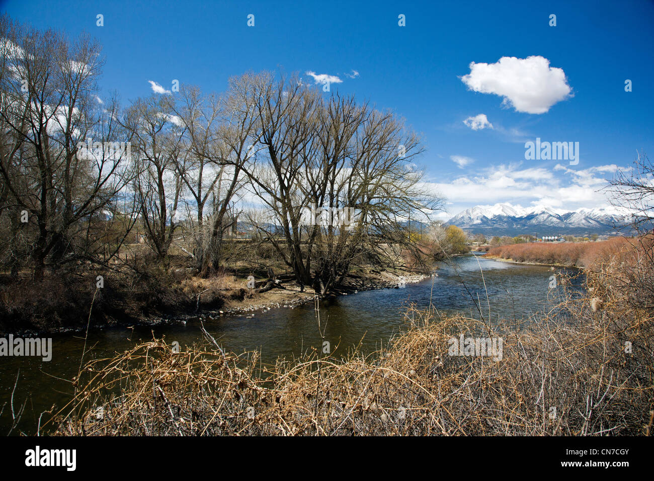 L'Arkansas RIver traverse le centre-ville de quartier historique de la petite ville de montagne de Salida, Colorado, USA Banque D'Images