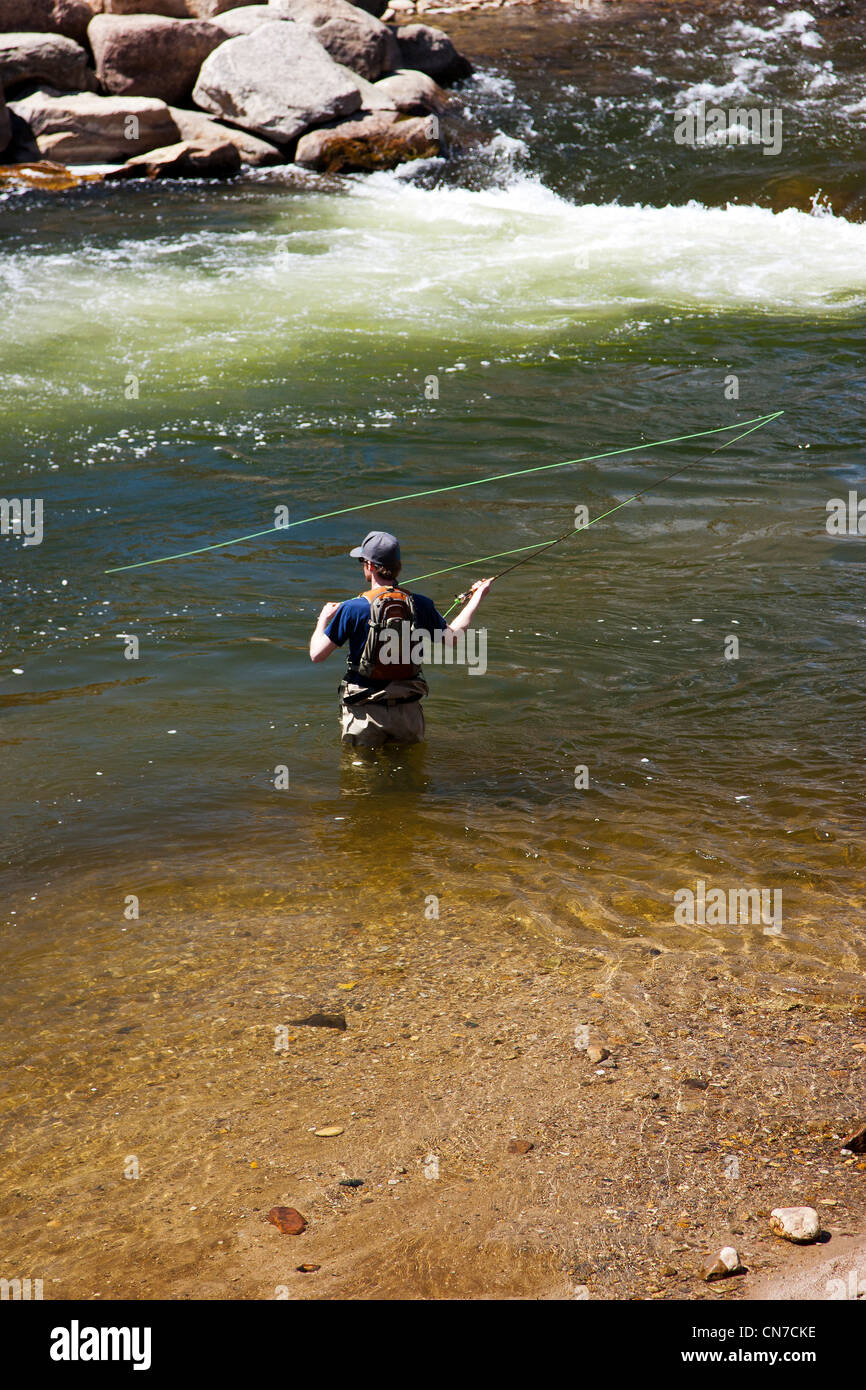 La pêche à la mouche sur la rivière Arkansas qui traverse le centre-ville de quartier historique de la petite ville de montagne de Salida, CO Banque D'Images