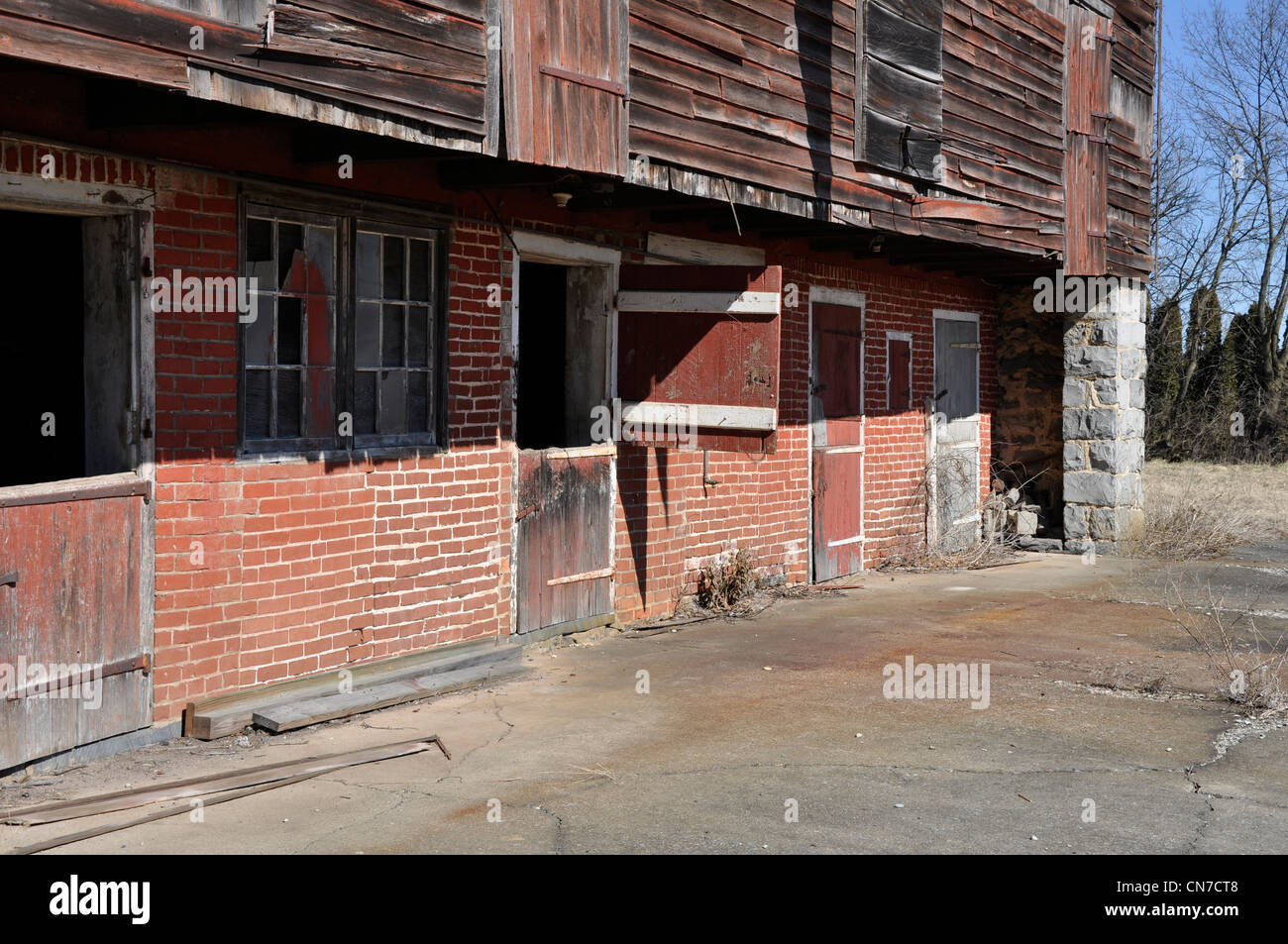 Vieille grange délabrée Banque D'Images
