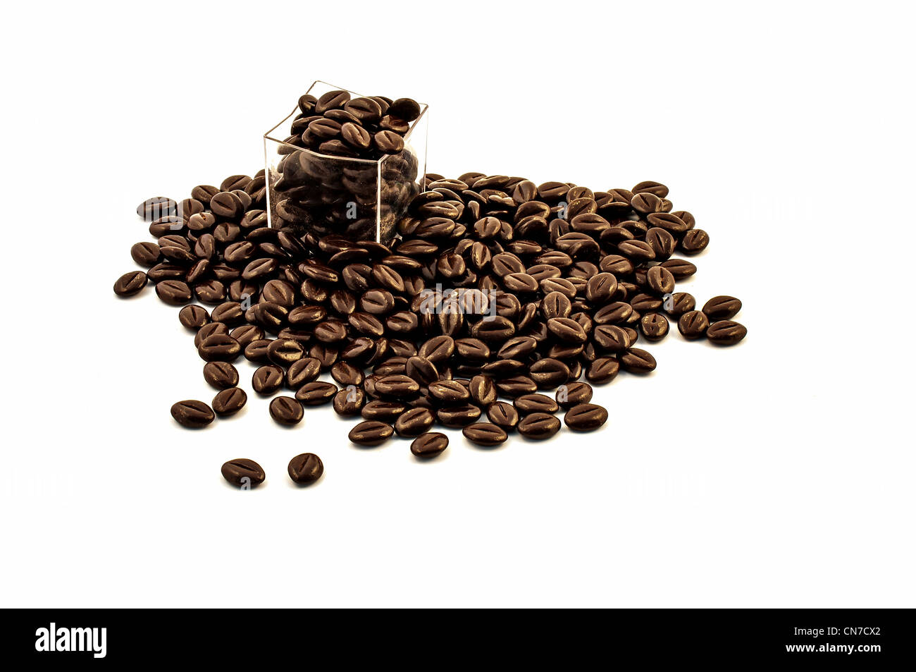 Groupe de grains de café au chocolat isolé sur fond blanc Banque D'Images