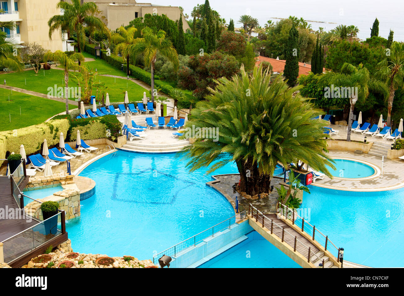 La piscine de l'hôtel cinq étoiles en Méditerranée la République de Chypre à l'hiver. Banque D'Images