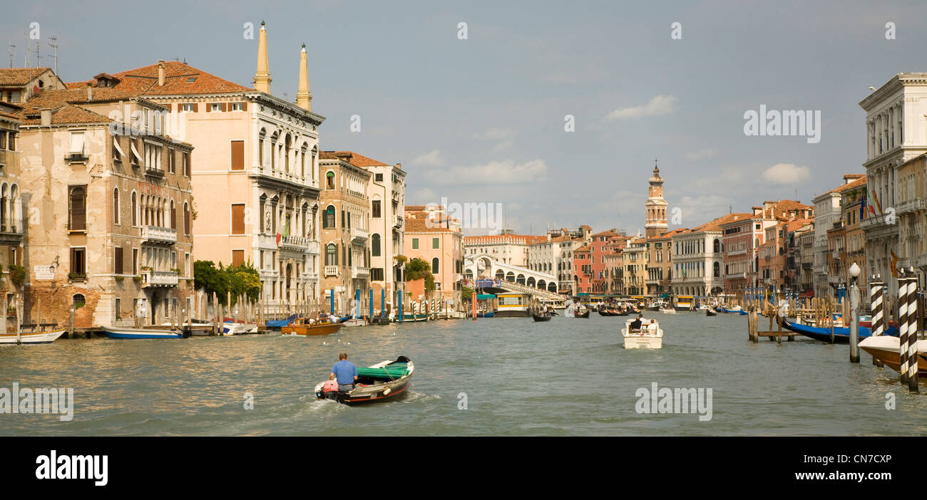 Les touristes sur le Grand Canal, Venise pont du Rialto en arrière-plan, la lumière du soleil du soir, Italie Banque D'Images