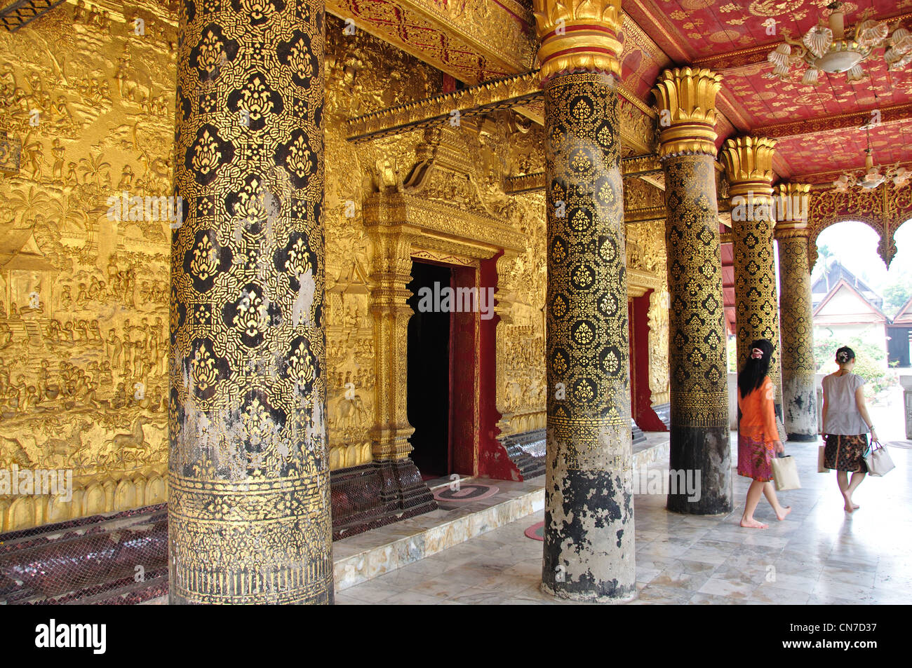 Les colonnes d'entrée, Wat Mai Suwannaphumaham, Luang Prabang, Laos, Luang Prabang Province Banque D'Images