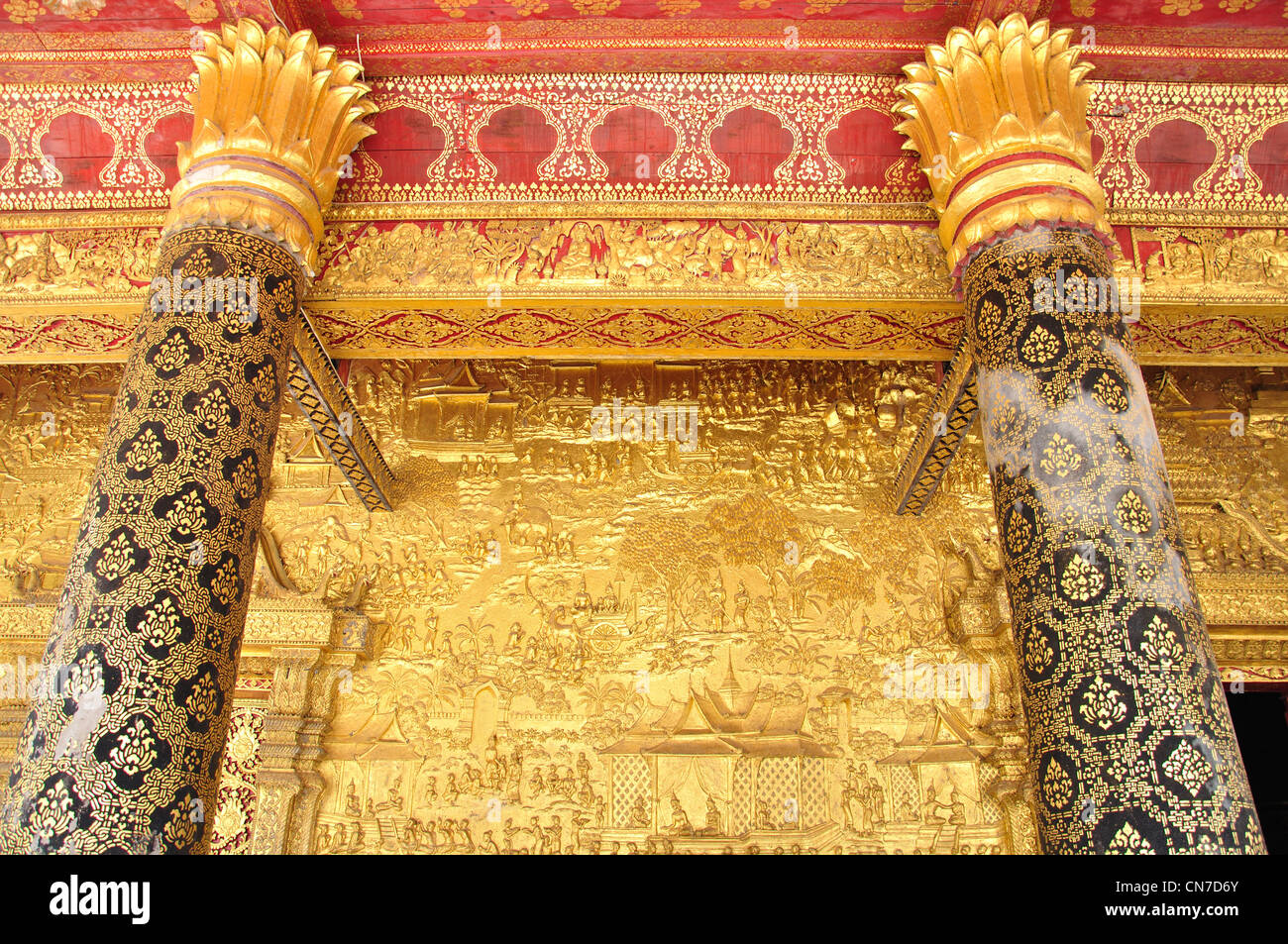 Les colonnes d'entrée, Wat Mai Suwannaphumaham, Luang Prabang, Laos, Luang Prabang Province Banque D'Images