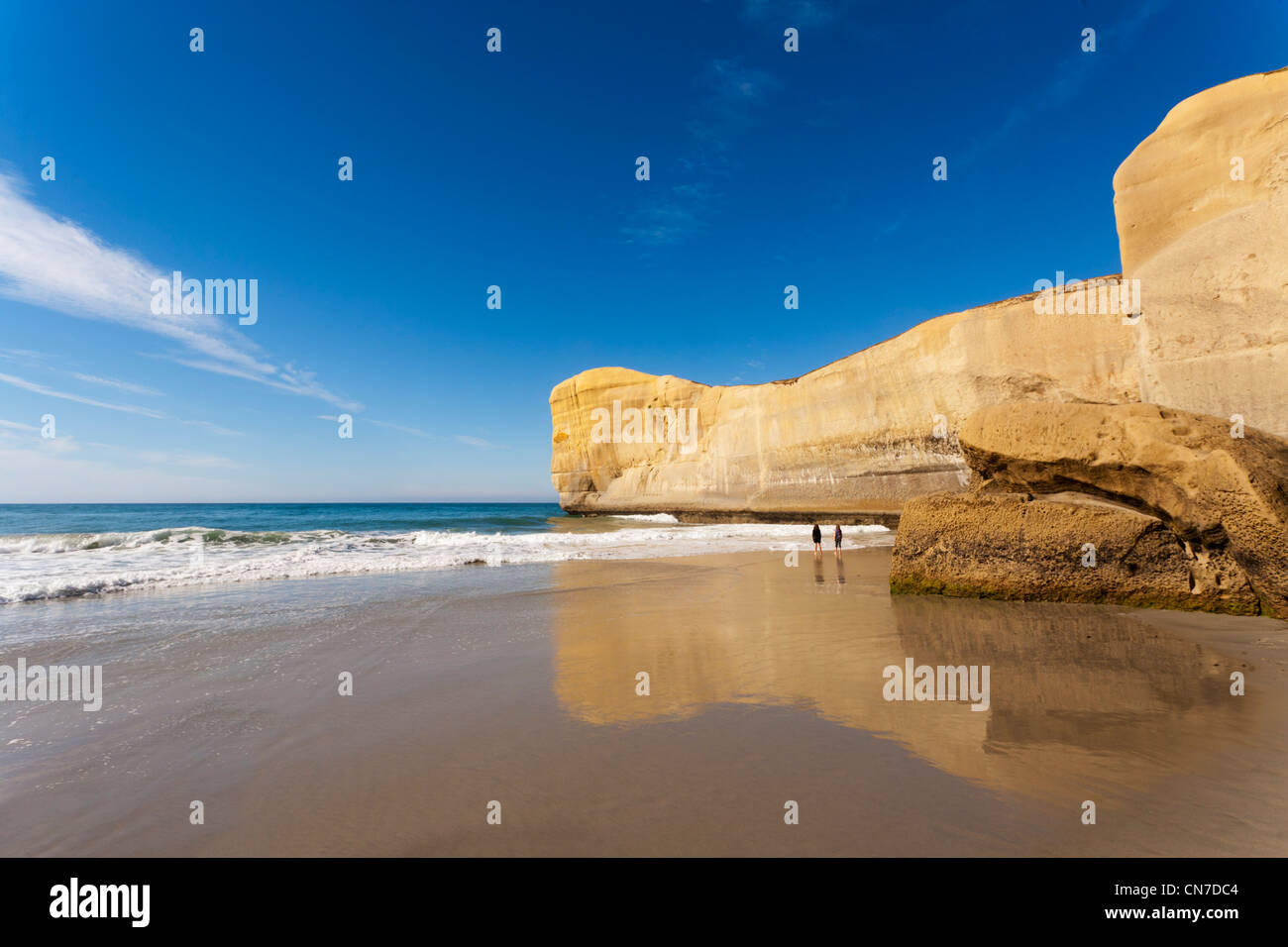 Plage de tunnel, Dunedin, Otago, deux filles debout sur la plage. Banque D'Images