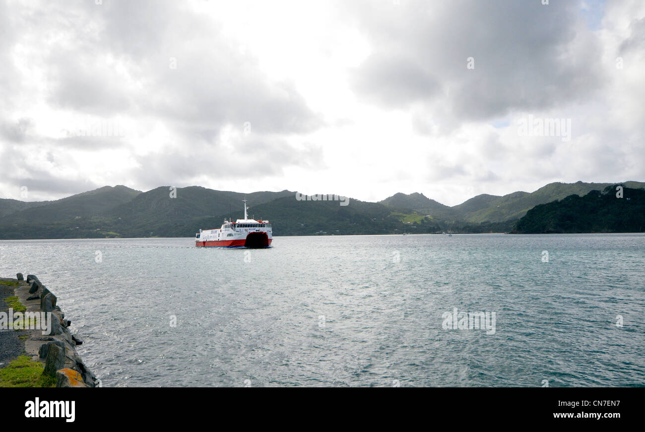 L'île d'Auckland à Navigator, le traversier de l'île de la Grande Barrière, et à l'approche du quai Tryphena Banque D'Images