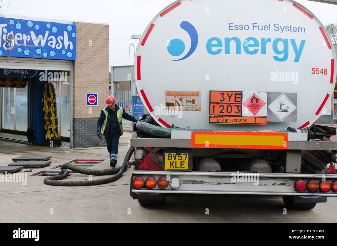 Chauffeur camion-citerne de carburant Esso se remplit d'ESSO station service Holtspur les réservoirs de Beaconsfield. Les pilotes de navires-citernes de carburant des différends Avril 2012 Crise Banque D'Images