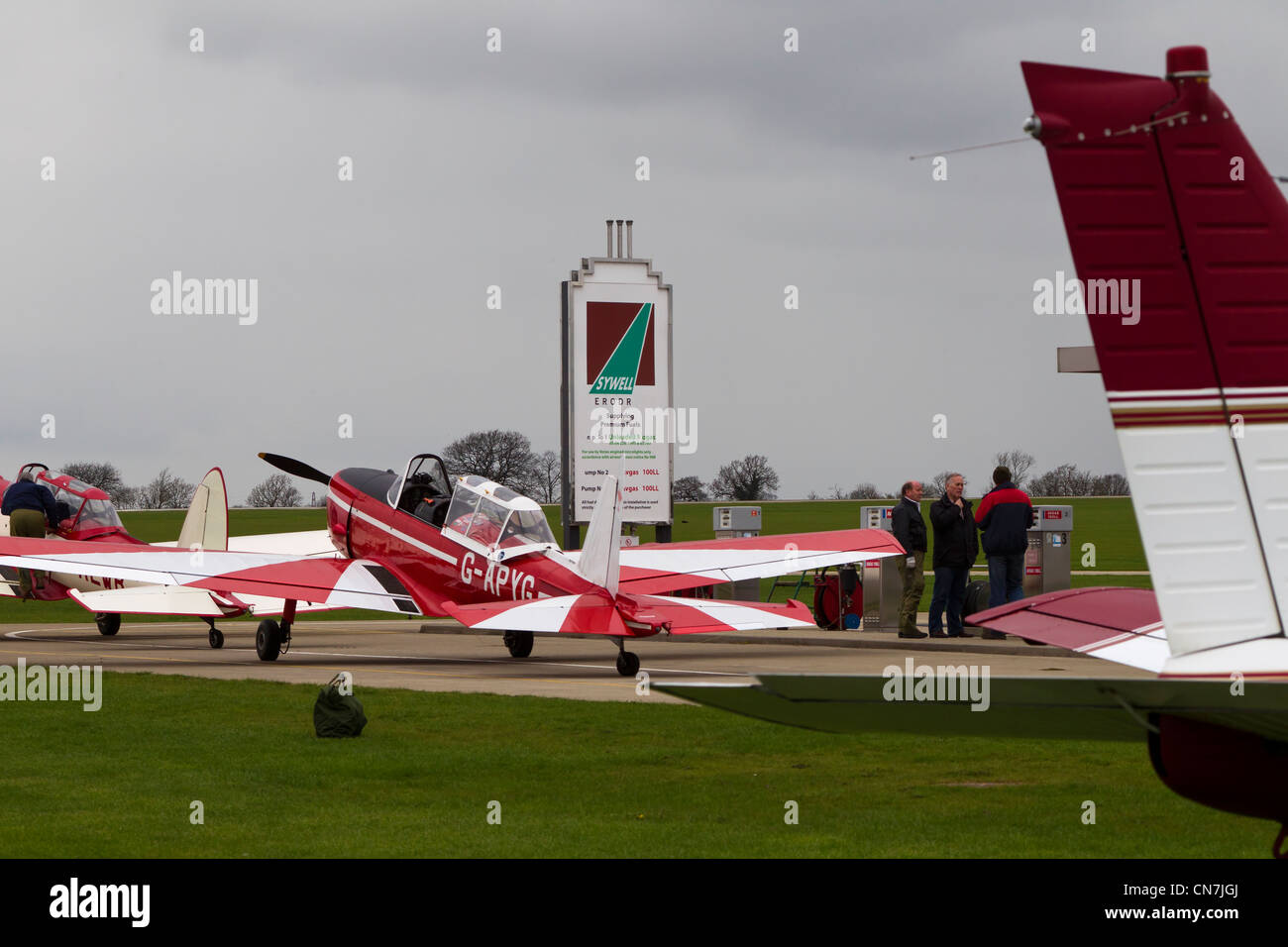 Avions légers à Sywell Northamptonshire Aérodrome de pompes à carburant Banque D'Images