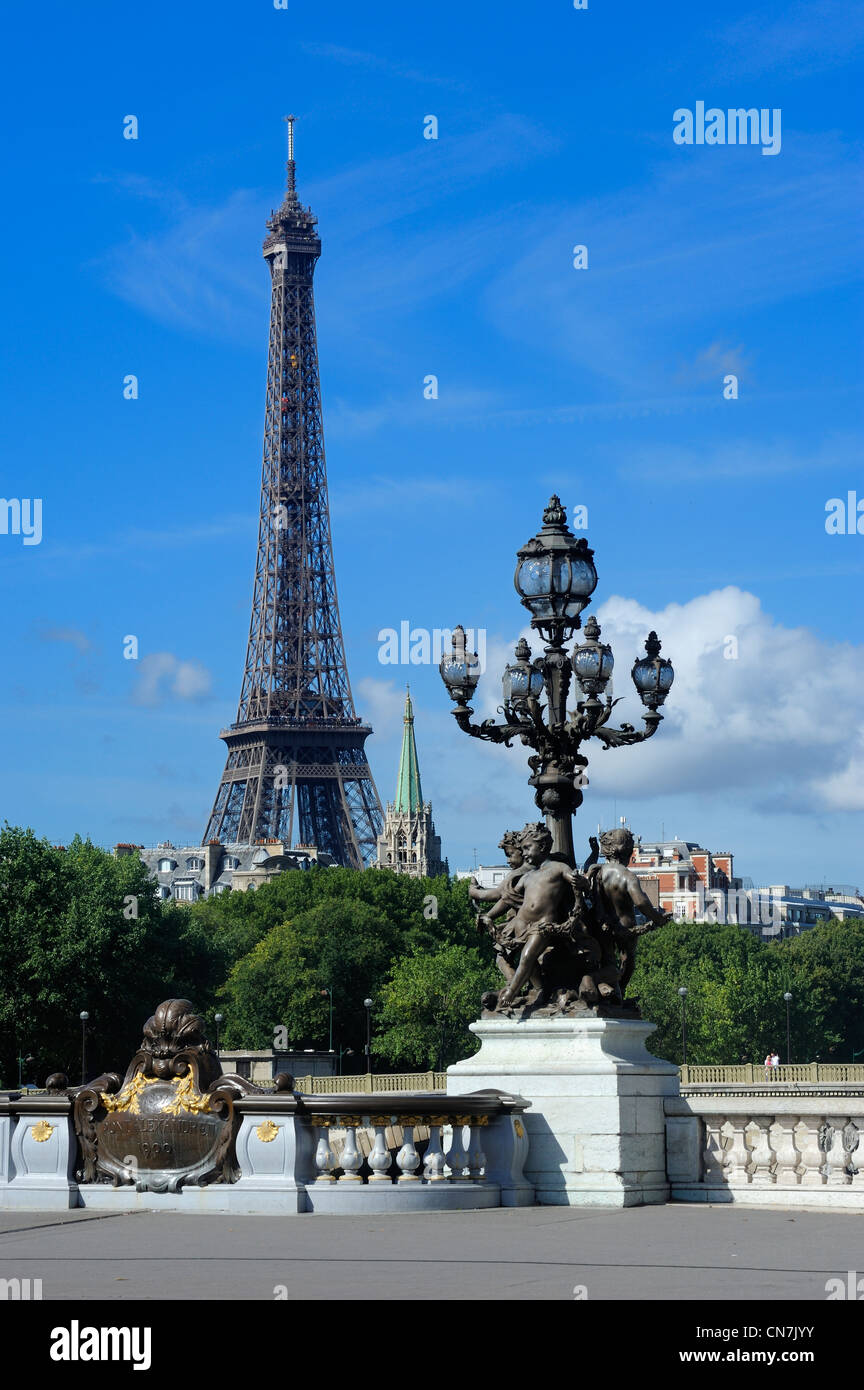 France, Paris, candélabres du pont Alexandre III et la Tour Eiffel Banque D'Images