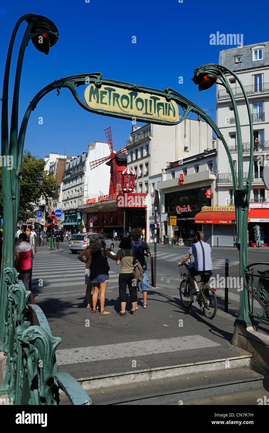 France, Paris, Place Pigalle, la station de métro avec un style Art Nouveau d'Hector Guimard Banque D'Images
