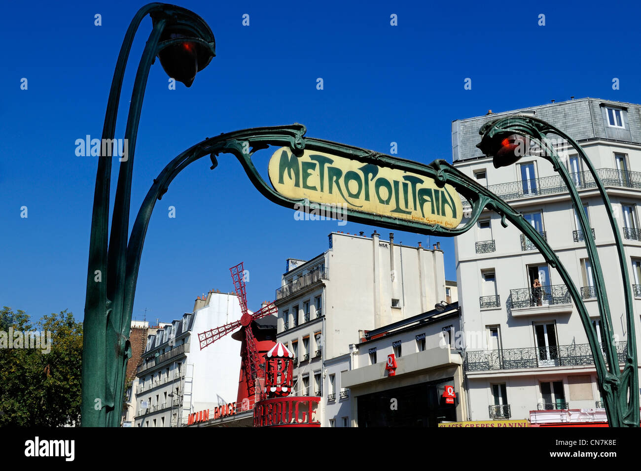 France, Paris, Place Pigalle, la station de métro avec un style Art Nouveau d'Hector Guimard Banque D'Images