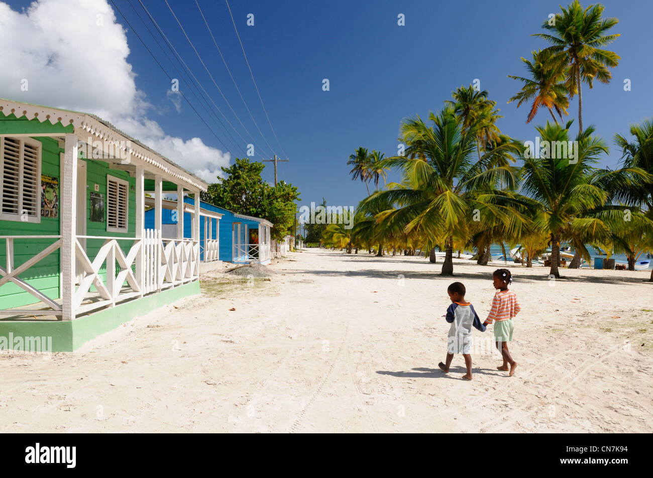 République dominicaine, péninsule de Samana, le Parc national del Este, l'île de Saona, enfants dominicains et maisons de pêcheurs sur le Banque D'Images