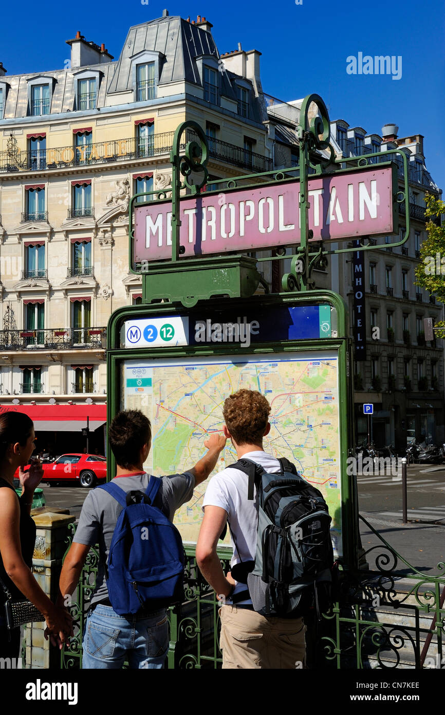 France, Paris, Place Pigalle, métro Banque D'Images