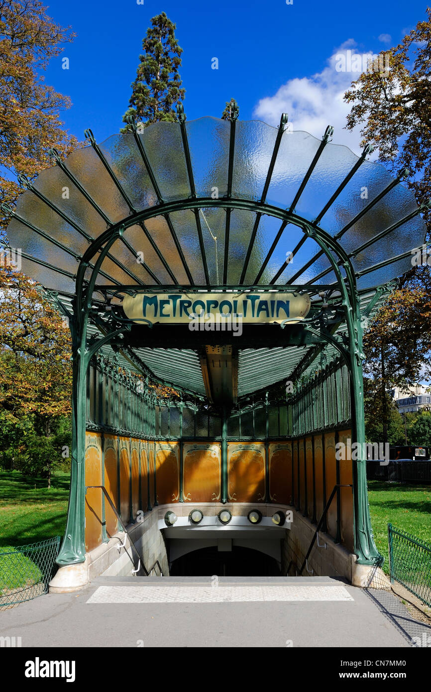 France, Paris, Porte Dauphine station de métro dans un style Art Nouveau d'Hector Guimard Banque D'Images