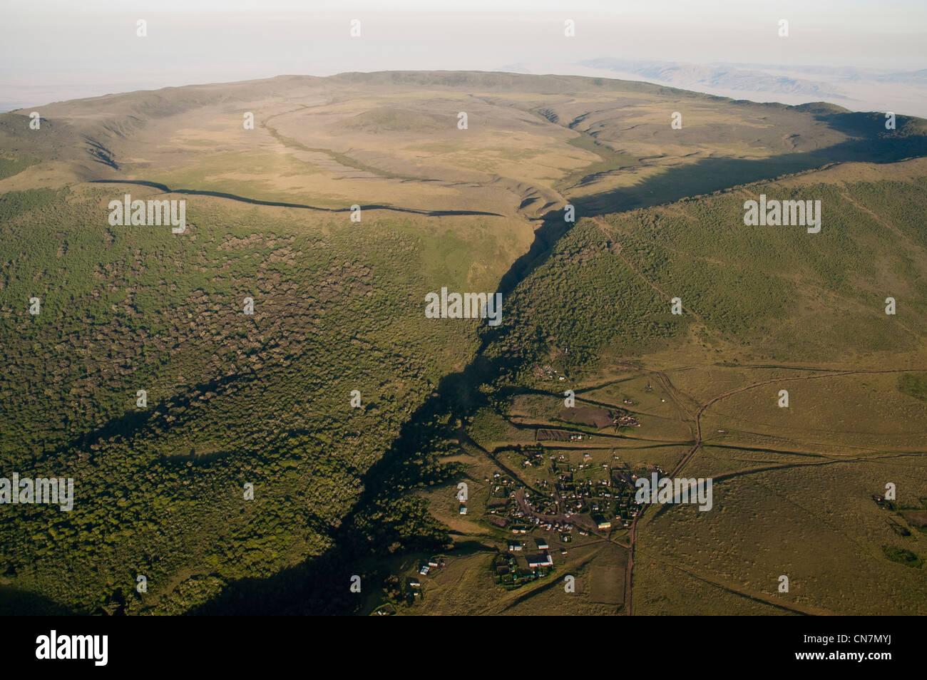 Cratère Olmoti et Maasai settlement, vue aérienne, Ngorongoro Conservation Area, Tanzania Banque D'Images