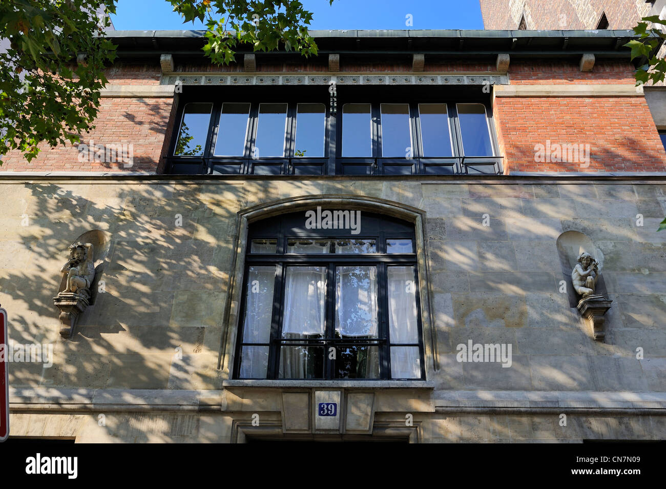 France, Paris, l'ancien studio du sculpteur Jean Baptiste Carpeux dont l'adjonction du premier étage est par Hector Guimard Banque D'Images