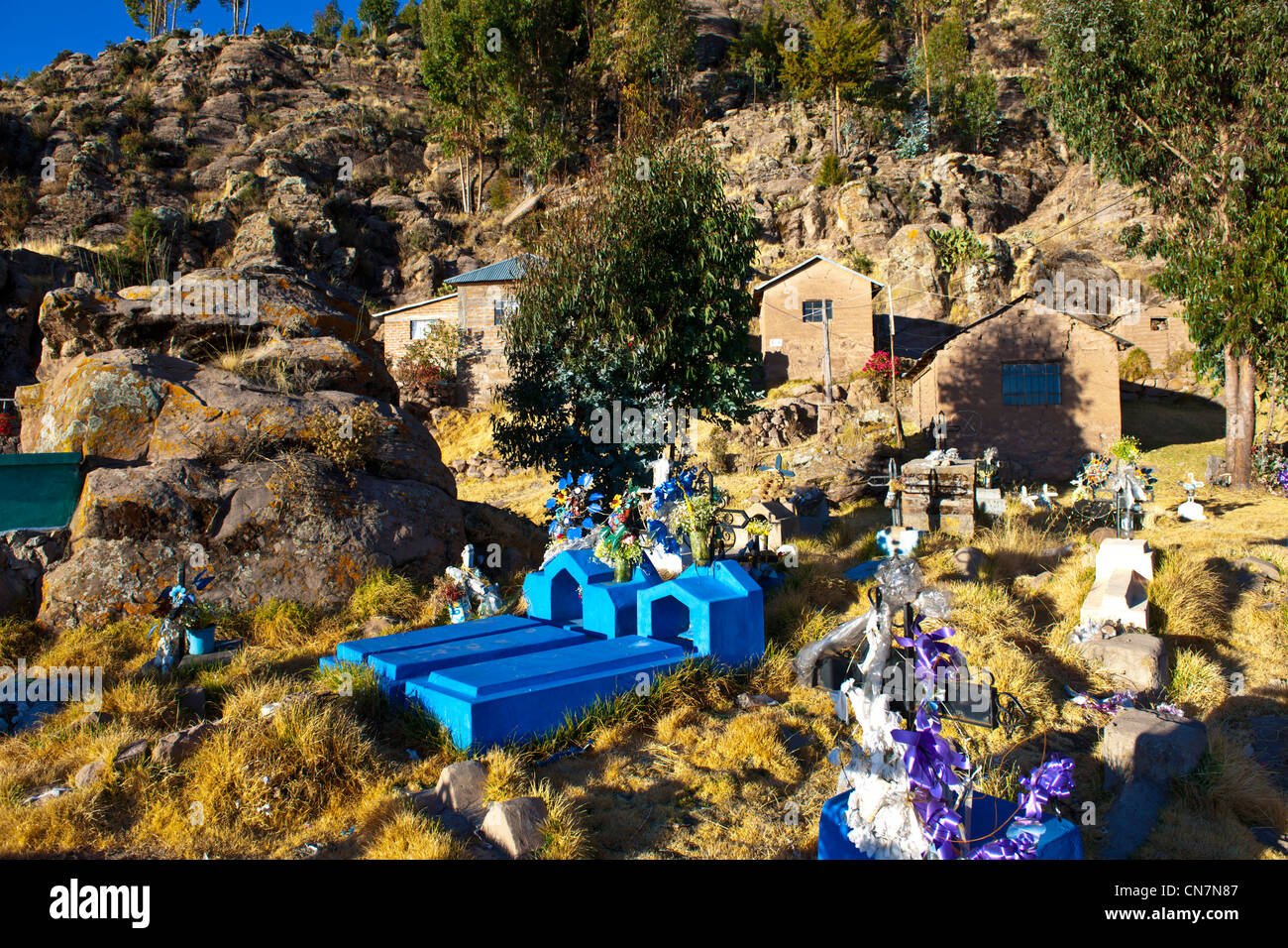 Le Pérou, Puno, lac Titicaca, province cimetière coloré dans le village de Chimo Banque D'Images