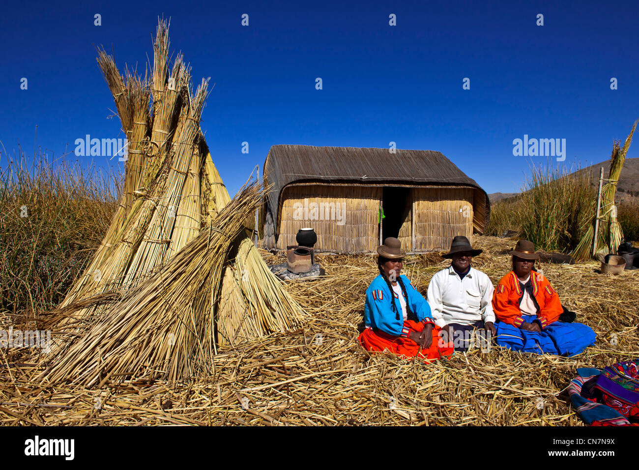 Le Pérou, Puno province, descendants des indiens Uros vivent de Totora floatting îles sur le lac Titicaca, principalement de la Banque D'Images