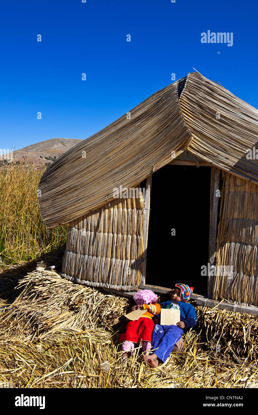 Pérou, province de Puno, lac Titicaca, îles flottantes des Uros, allongé sur un lit de roseaux, 80 cm de haut au-dessus de la surface de l'eau, Banque D'Images