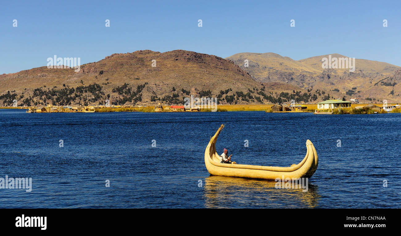 Pérou, province de Puno, lac Titicaca, îles flottantes des Uros, allongé sur un lit de roseaux, 80 cm de haut au-dessus de la surface de l'eau, Banque D'Images