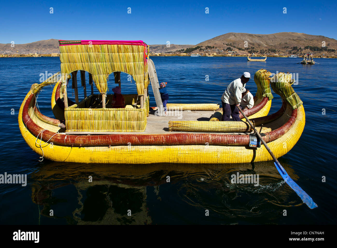Pérou, province de Puno, lac Titicaca, îles flottantes des Uros, allongé sur un lit de roseaux, 80 cm de haut au-dessus de la surface de l'eau, Banque D'Images