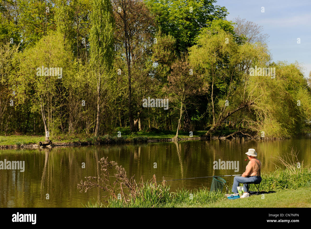 France, Paris, Bois de Boulogne, pêcheur sur les rives de l'étang de Longchamp Banque D'Images