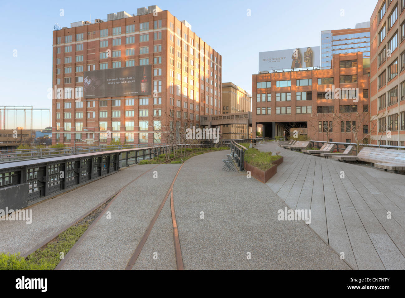 Une vue sur l'aménagement paysager dans le parc High Line plantés le long de l'ancienne voie ferrée, laissé en place. Banque D'Images