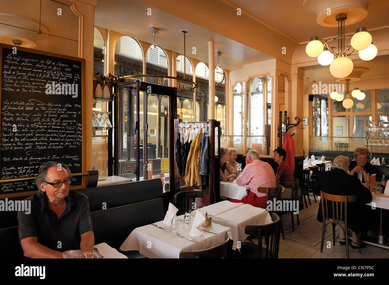 France, Paris, Galerie Vero Dodat entre la Rue Jean Jacques Rousseau la Rue  du Bouloi, restaurant Cafe de l'Epoque Photo Stock - Alamy