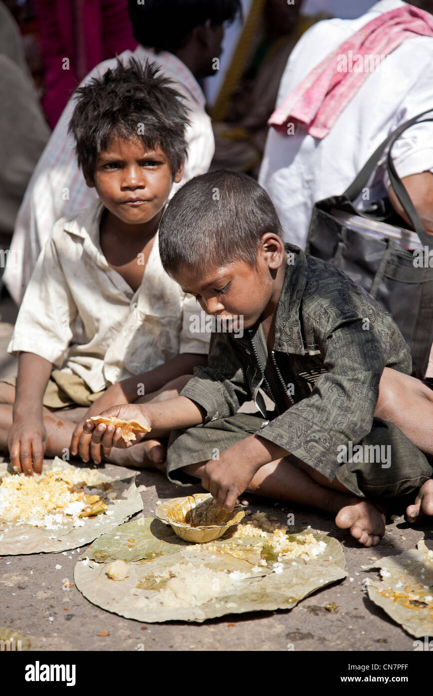 Les enfants de la rue de manger un thali (traditionnel repas indien). Nasik. L'État du Maharashtra. L'Inde Banque D'Images