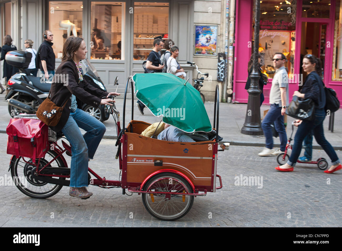 France, Paris, Rue Montmartre (rue Montmartre), vélo poussette Banque D'Images